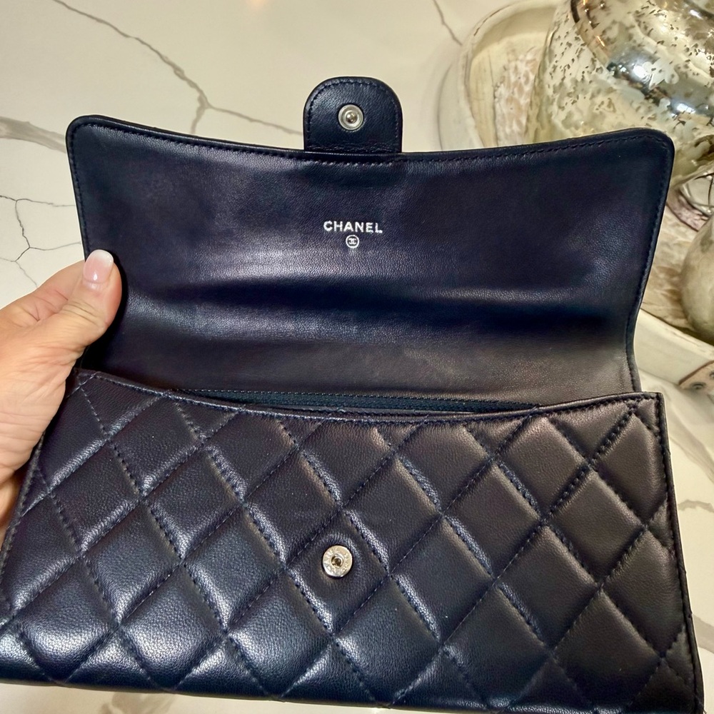 CHANEL Navy Blue Quilted Lambskin Classic Flap Wallet Silver CC - Picture 2 of 16